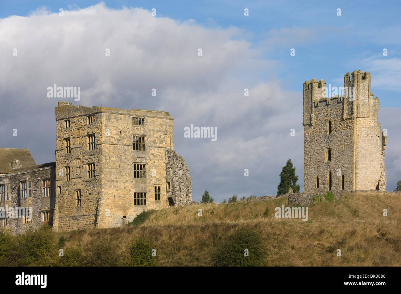 Helmsley Castello, risalente al XII secolo, Helmsley, North Yorkshire, Inghilterra, Regno Unito, Europa Foto Stock
