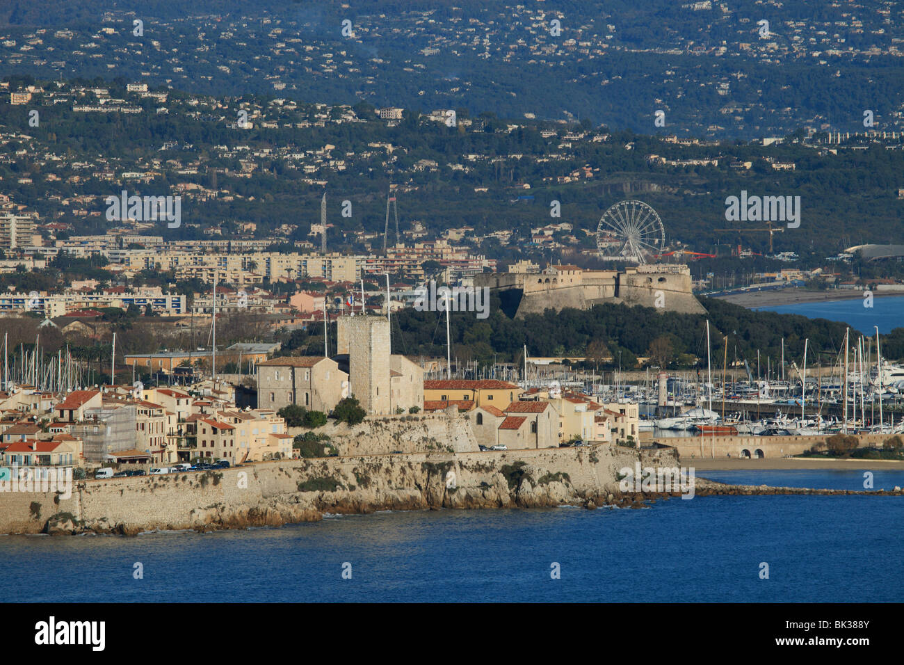 Panoramica della città di Antibes e la fortezza di Vauban e corazza Foto Stock