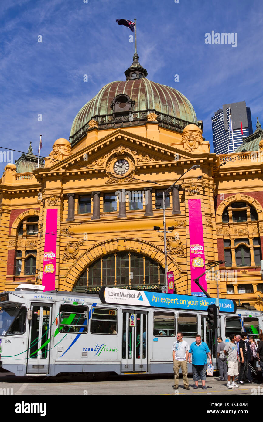 Il tram che passa la Flinders Street stazione ferroviaria, Melbourne, Australia Foto Stock