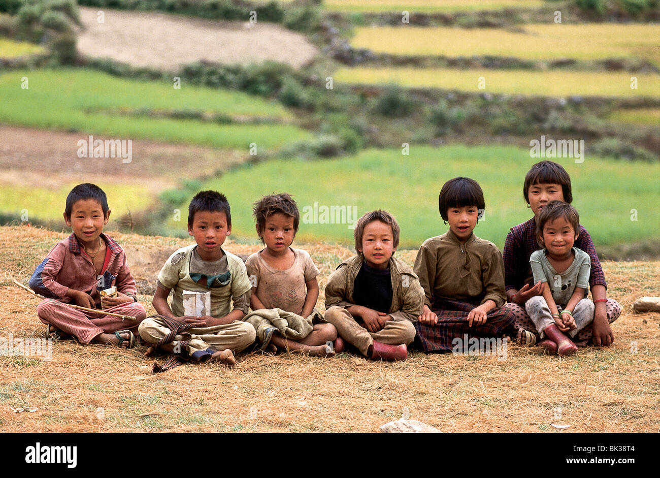 Una fila di 7 bambini bhutanesi, Regno del Bhutan Foto Stock