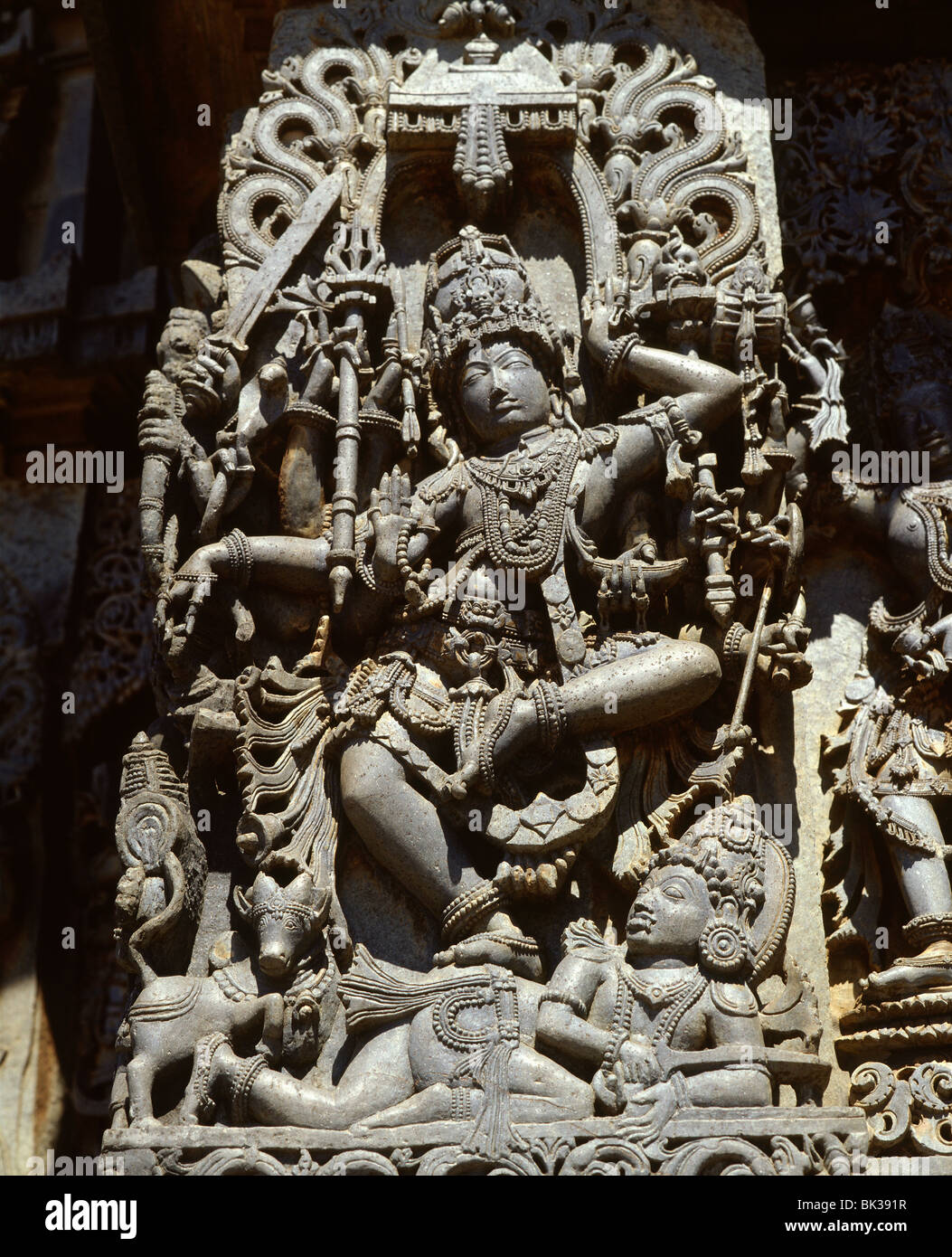 Close-up della dea Indù Durga, dettaglio del Hoyasala tempio di Halebid, Karnataka, India, Asia Foto Stock
