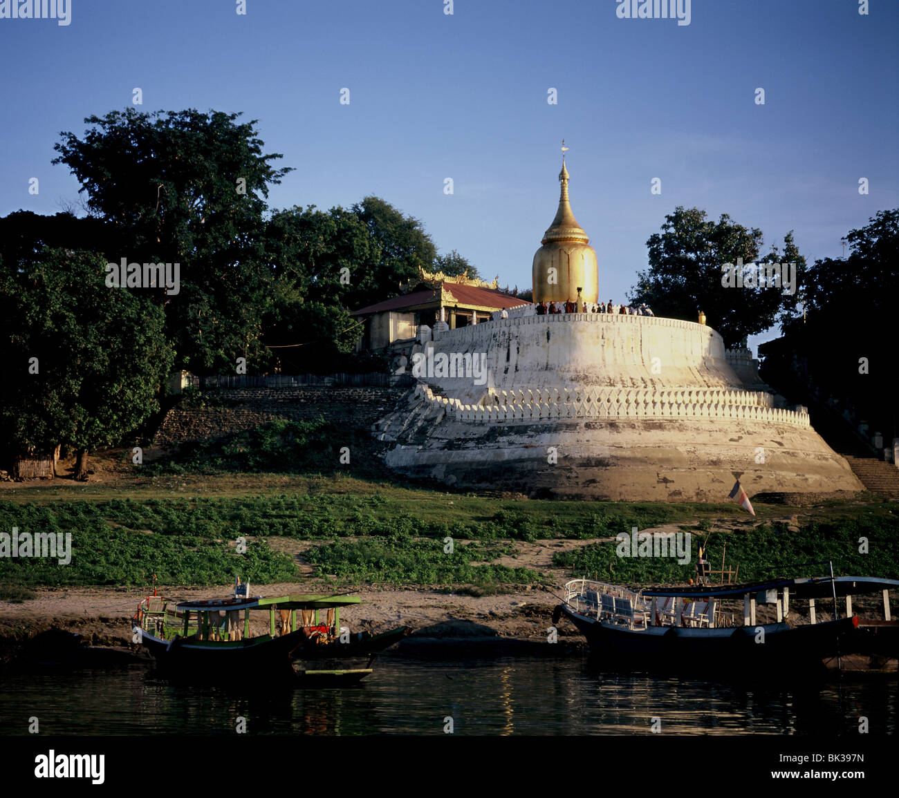 La pagoda Bupaya sulle rive del fiume Irrawaddy, Bagan (pagano), Myanmar (Birmania), Asia Foto Stock