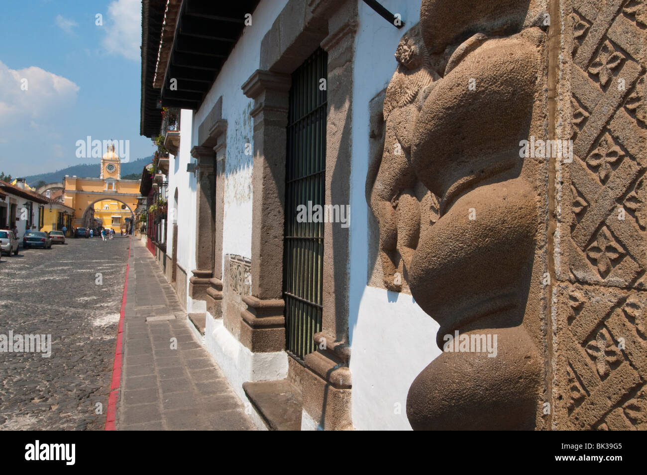 Gli edifici coloniali e Santa Catalina Arch, Sito Patrimonio Mondiale dell'UNESCO, Antigua, Guatemala, America Centrale Foto Stock