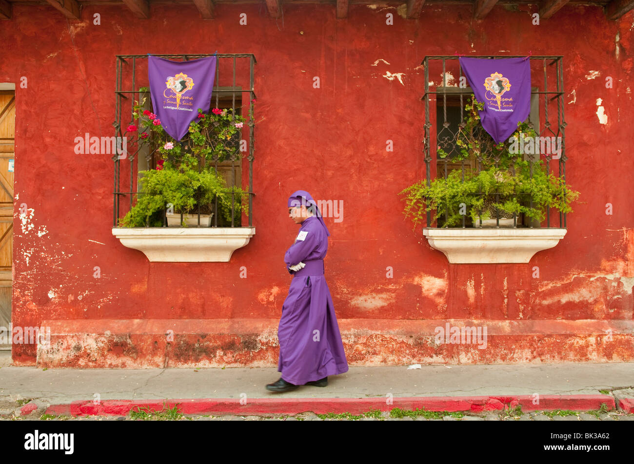 Finestra ornata per la Settimana Santa durante la processione, Antigua, Guatemala, America Centrale Foto Stock