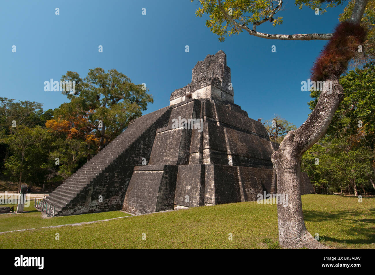 Tempio II, Maya sito archeologico, Tikal, Sito Patrimonio Mondiale dell'UNESCO, Guatemala, America Centrale Foto Stock