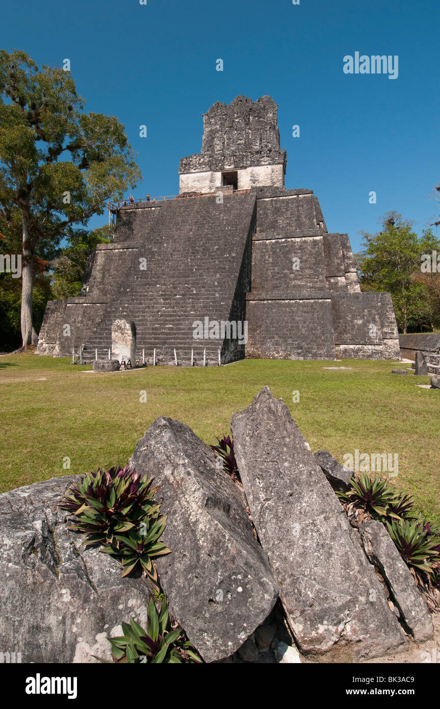 Tempio II e Grand Plaza, Maya sito archeologico, Tikal, Sito Patrimonio Mondiale dell'UNESCO, Guatemala, America Centrale Foto Stock