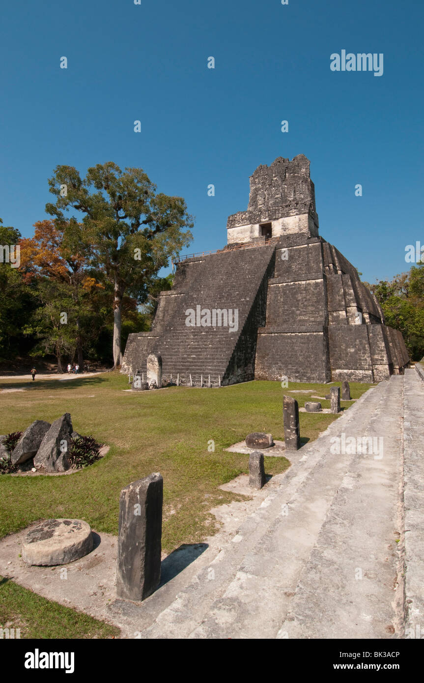 Tempio II e Grand Plaza, Maya sito archeologico, Tikal, Sito Patrimonio Mondiale dell'UNESCO, Guatemala, America Centrale Foto Stock