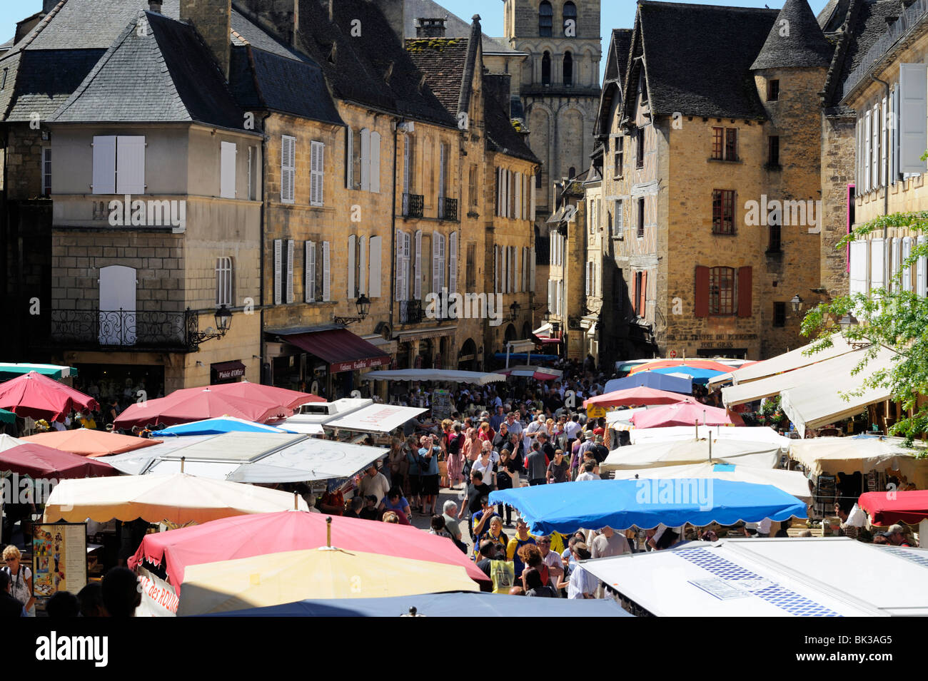 Giorno di mercato in Place de la Liberte, Sarlat, Dordogne, Francia, Europa Foto Stock