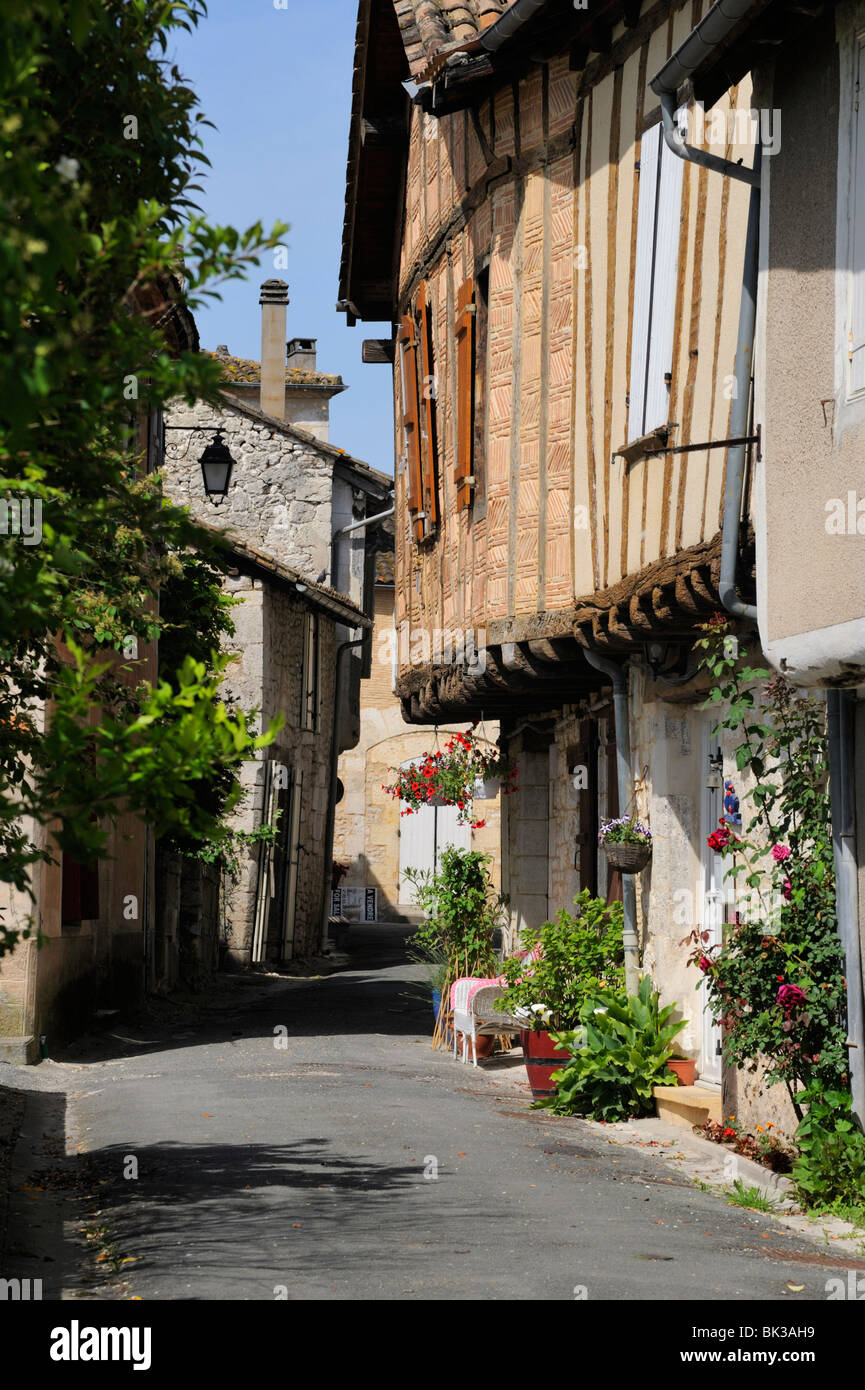 Strada di case medievali, Issigeac, Dordogne, Francia, Europa Foto Stock