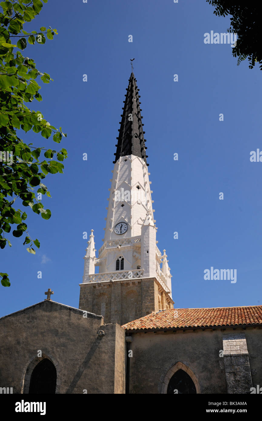 Carattere distintivo bianco e nero chiesa torre, Ars-en-re, Ile de Re, Charente Maritime, Francia, Europa Foto Stock