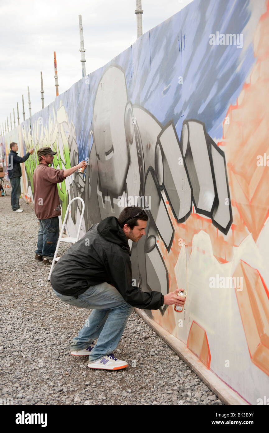 Artisti di graffiti arte pittorica sulla parete Foto Stock