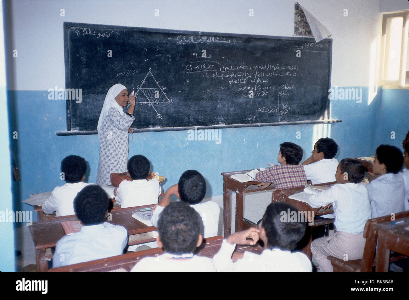 Scuola egiziana di studenti e insegnanti. Foto Stock