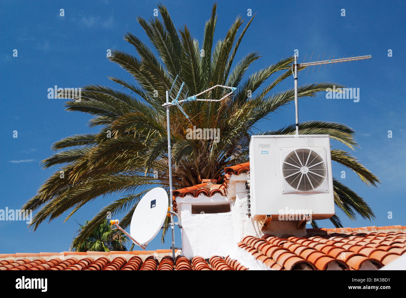 Villa in Spagna con unità aria condizionata e antenna satellitare sul tetto Foto Stock