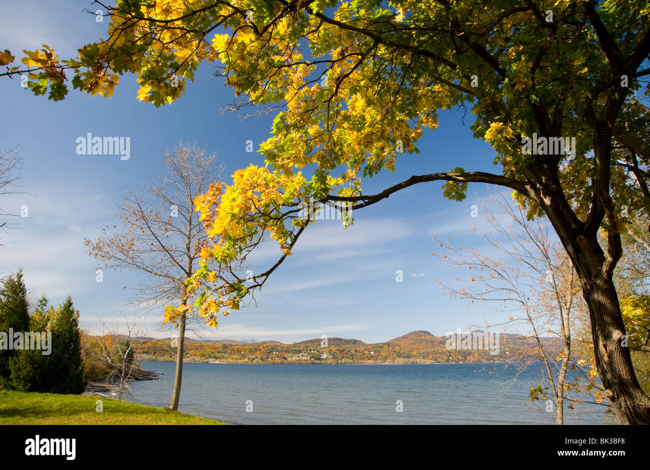 Una vista del lago Champlain in autunno da Crown Point, Vermont, New England, Stati Uniti d'America, America del Nord Foto Stock