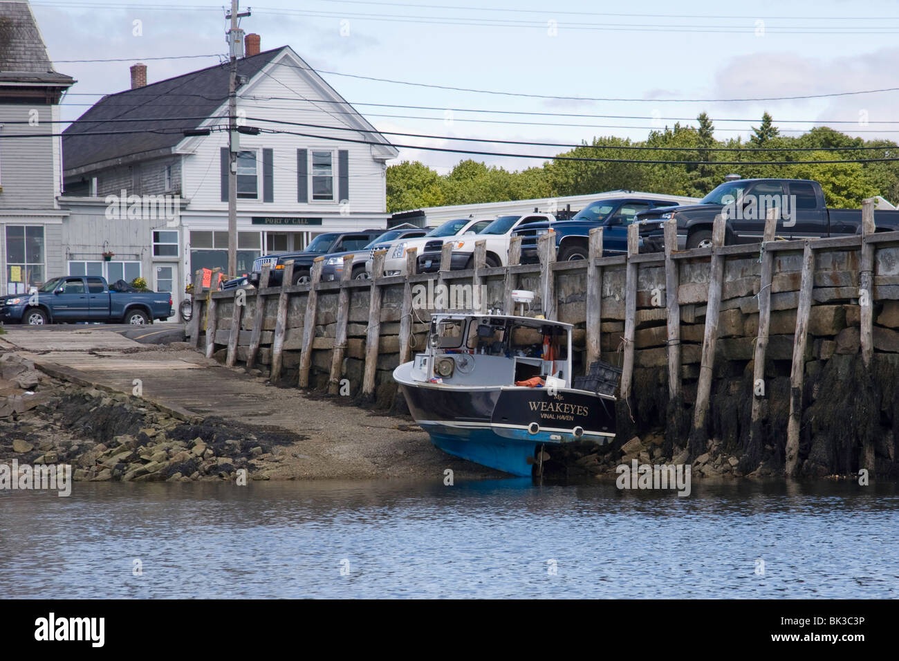 Lobster Boat fuori con messa a terra a bassa marea nel porto di intagliatori, Vinalhaven, Maine Foto Stock