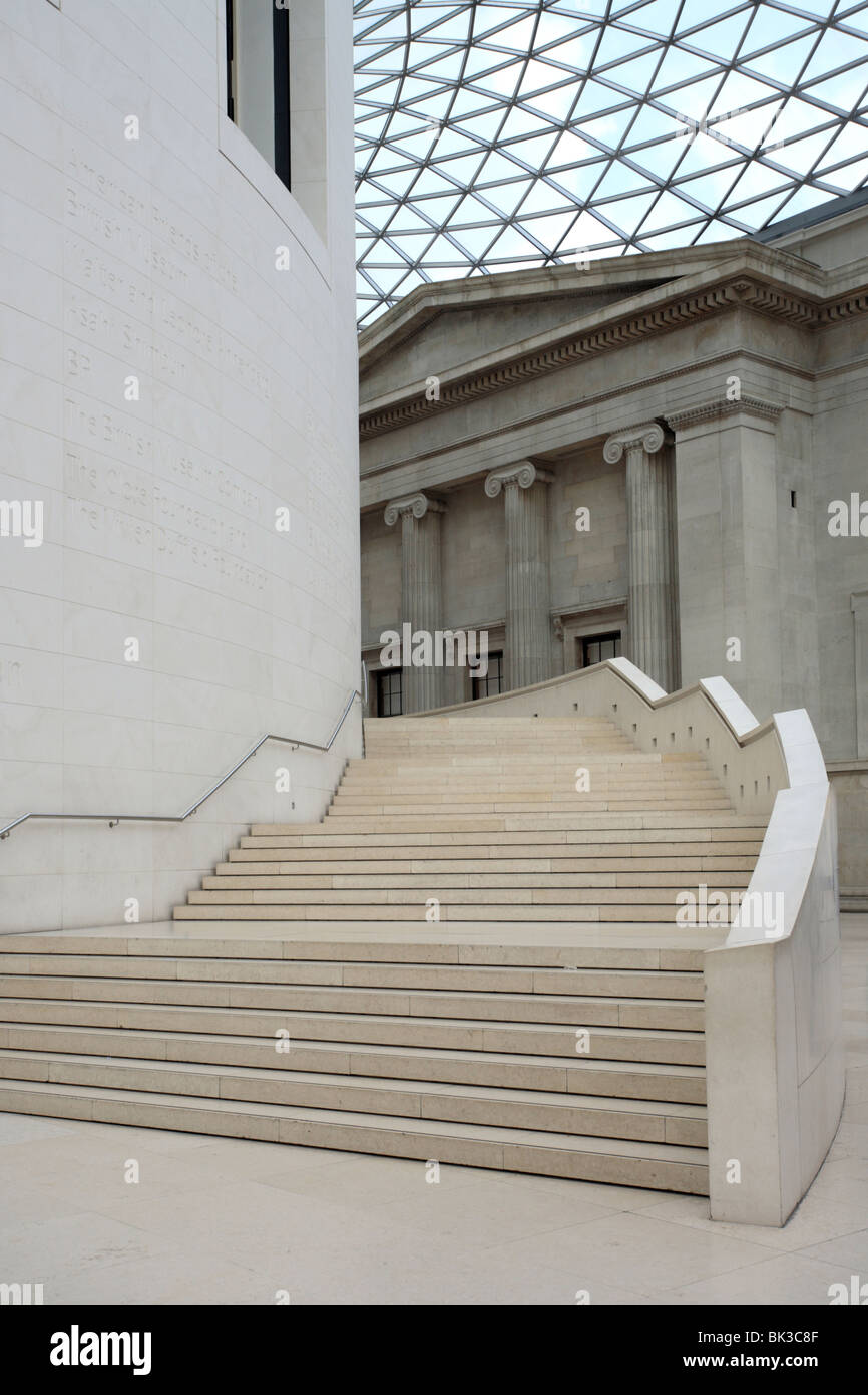 Gradini di marmo, British Museum, Great Court, Londra, Inghilterra, Regno Unito Foto Stock