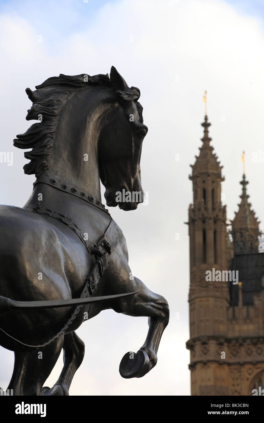 Regina Boadicea, cavallo al galoppo statua di fronte al Big Ben di Londra, Westminster. Regno Unito Foto Stock