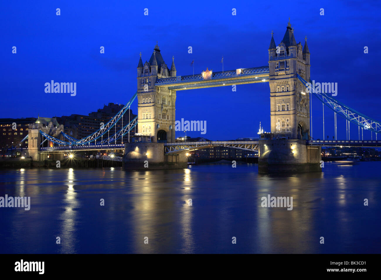 Il Tower Bridge, riflesso nel fiume Tamigi, Londra città capitale d'Inghilterra, Regno Unito Foto Stock