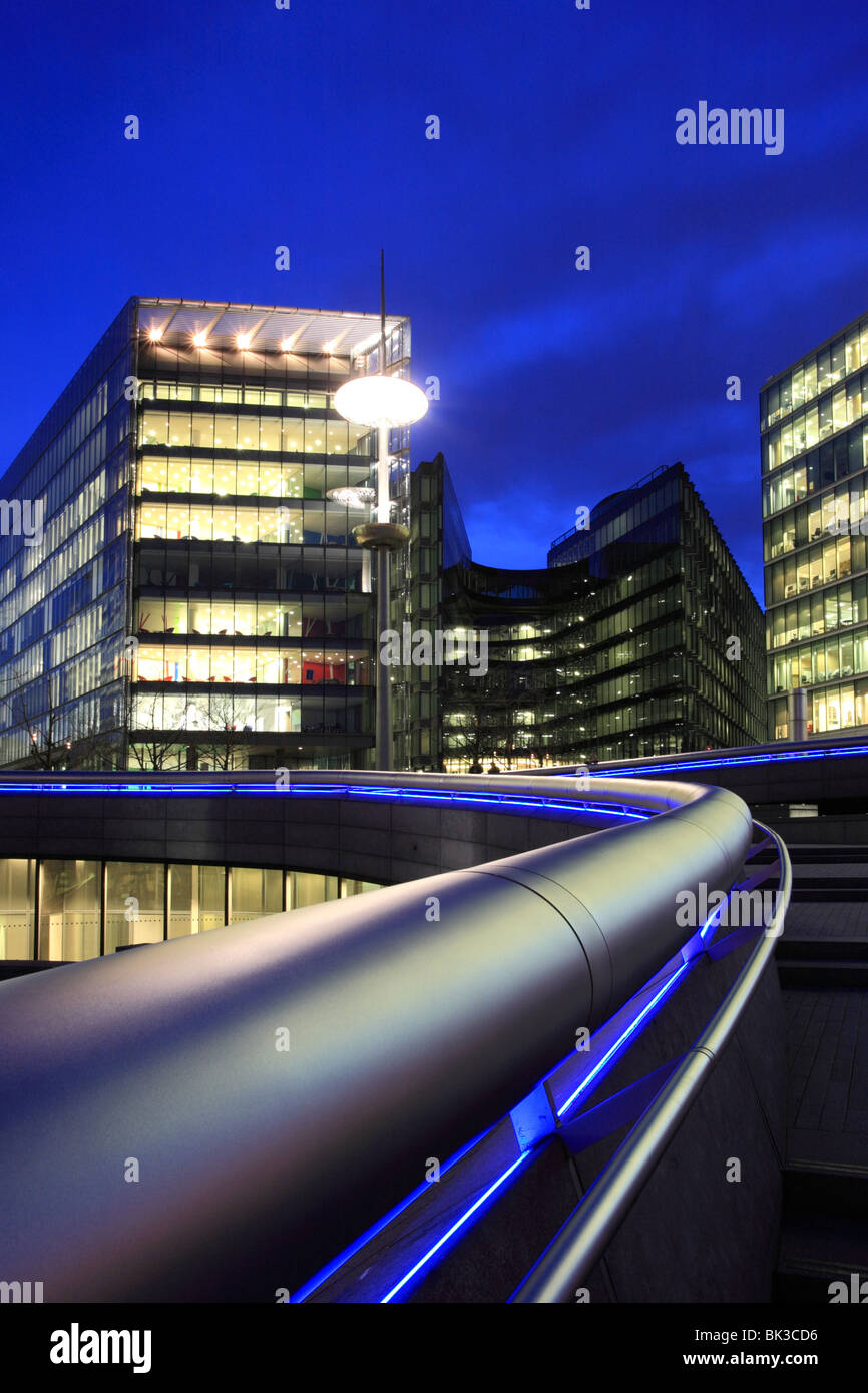 Più Londra "Il convogliatore' edifici per uffici di notte in questo moderno sviluppo sulle rive del fiume Tamigi. Foto Stock