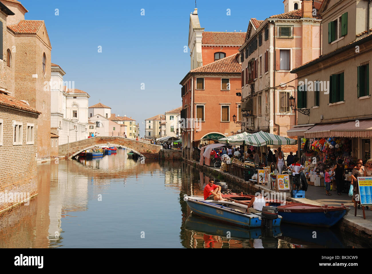 Canal a Chioggia, Italia con tipiche case italiane e delle gondole. Foto Stock