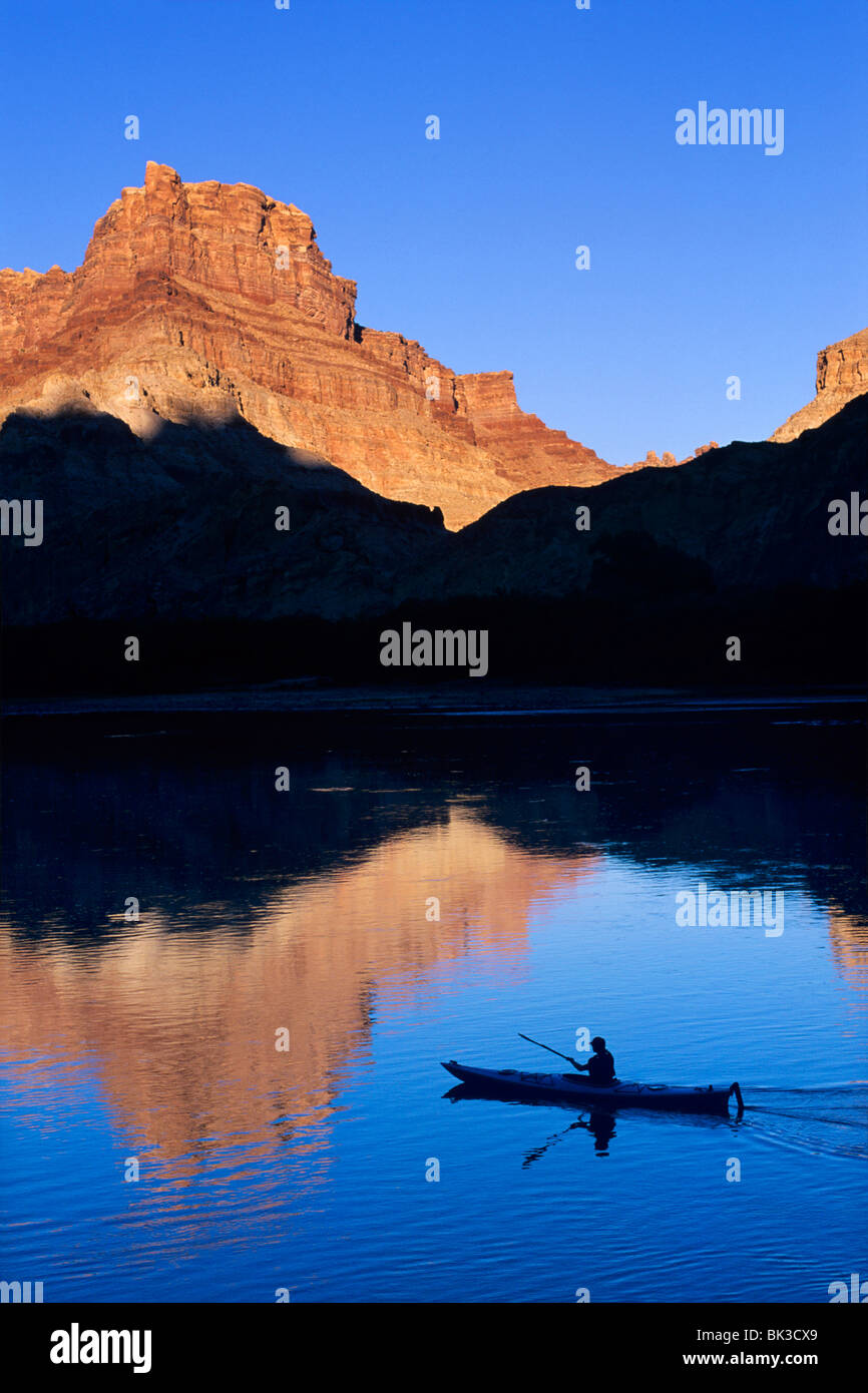 Il kayak sul fiume Colorado in fondo spagnolo nel Parco Nazionale di Canyonlands, Utah. Foto Stock Il kayak sul fiume Colorado in fondo spagnolo nel Parco Nazionale di Canyonlands, Utah. Foto Stock