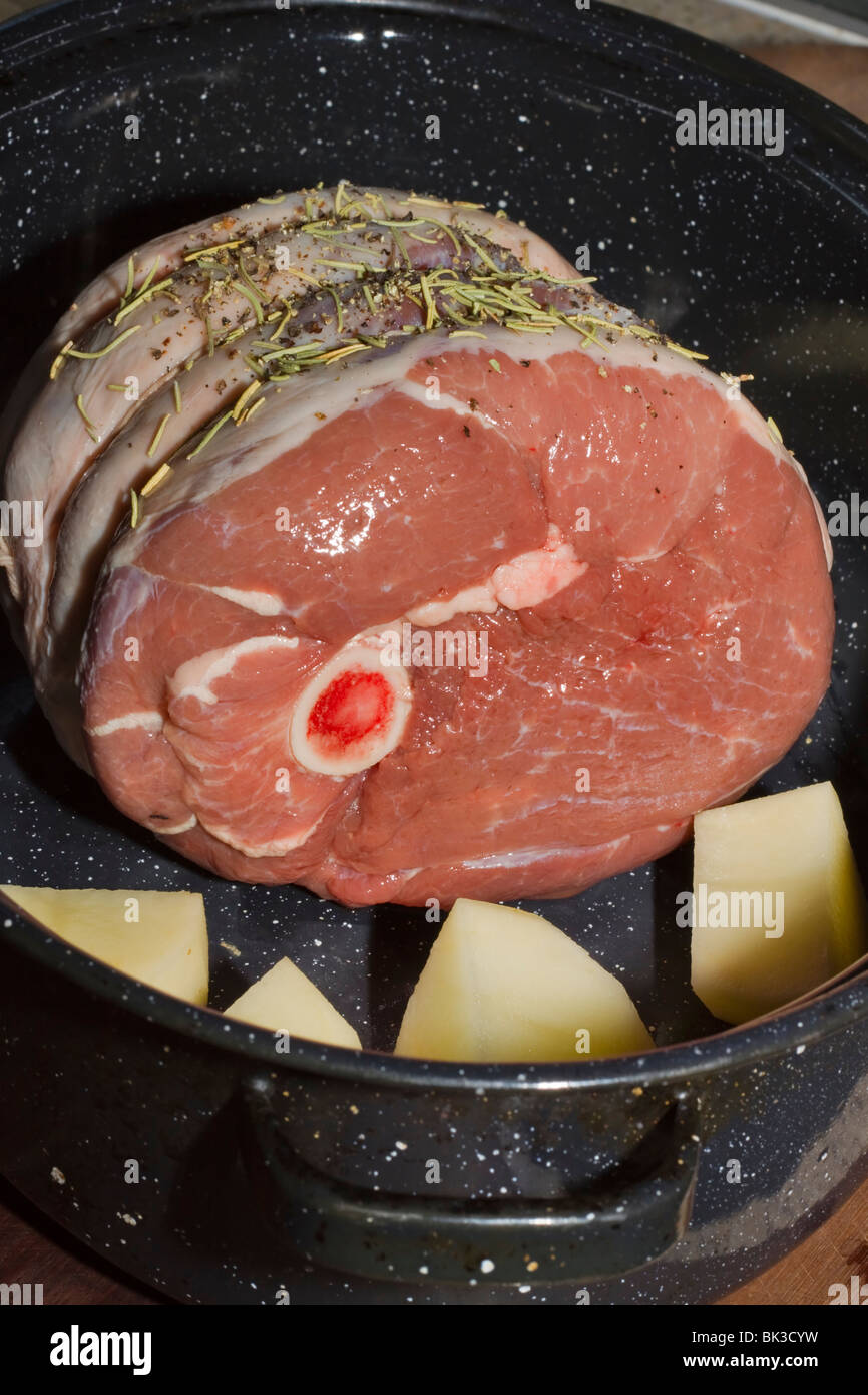 Arrosto di agnello in padella con patate pronto per il forno Foto Stock