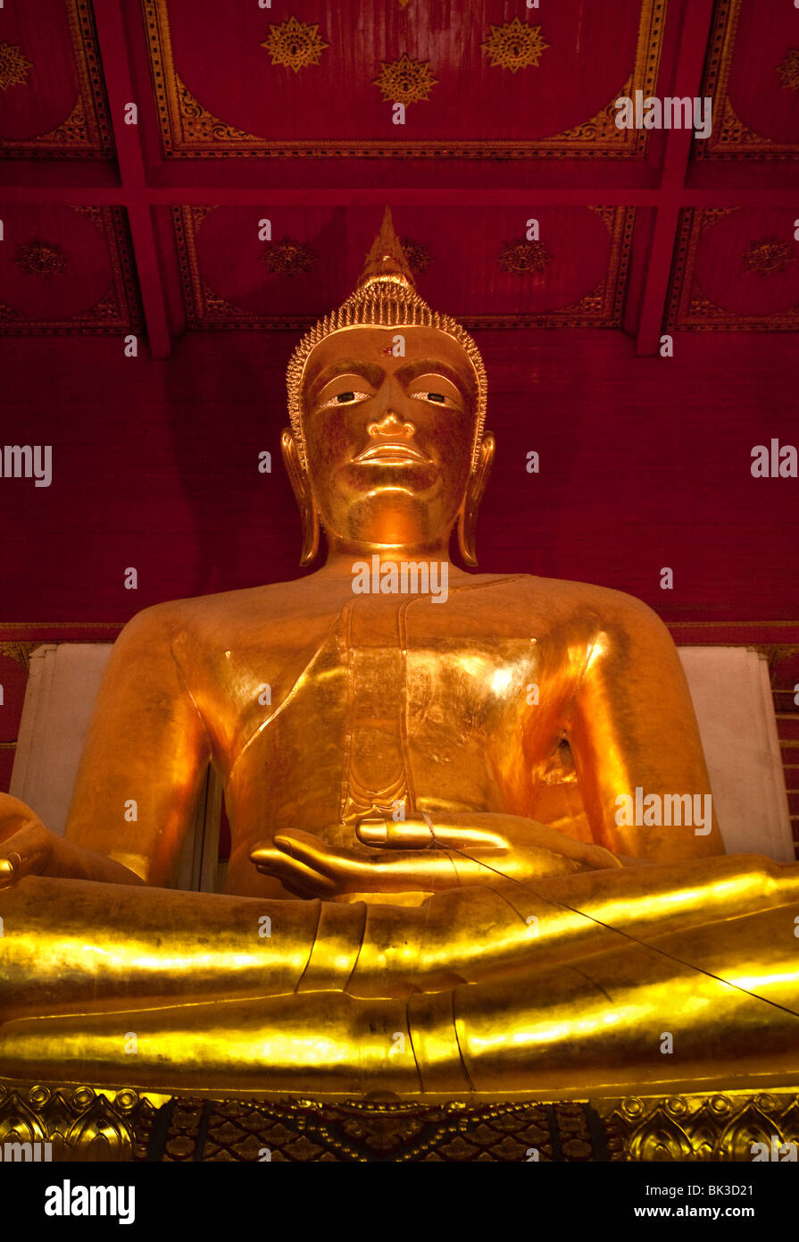 Golden statua del Buddha al Wat Phra Sri Sanpetch tempio buddista in Ayutthaya, Thailandia. Foto Stock