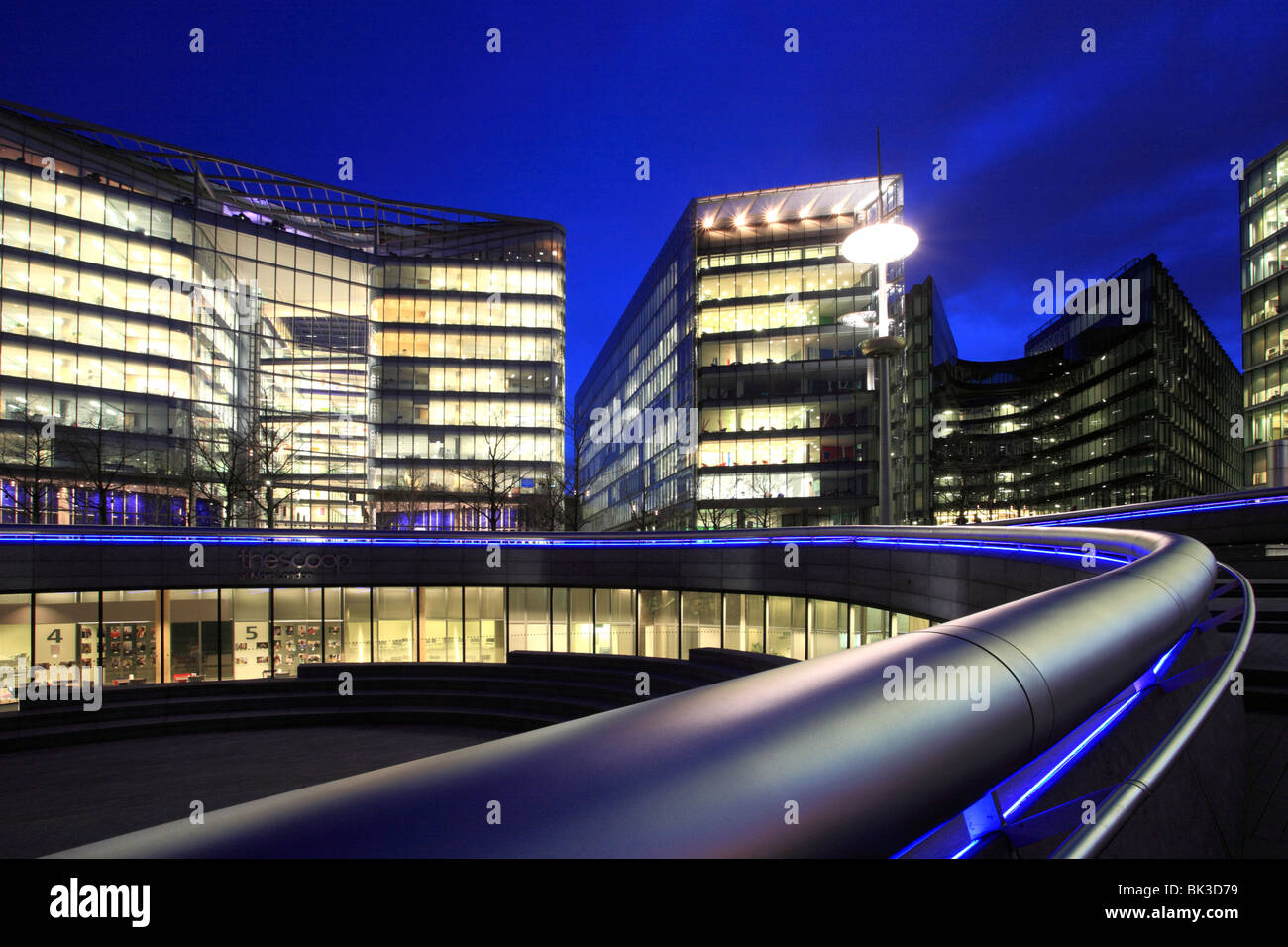 Più Londra "Il convogliatore' edifici per uffici di notte in questo moderno sviluppo sulle rive del fiume Tamigi. Foto Stock