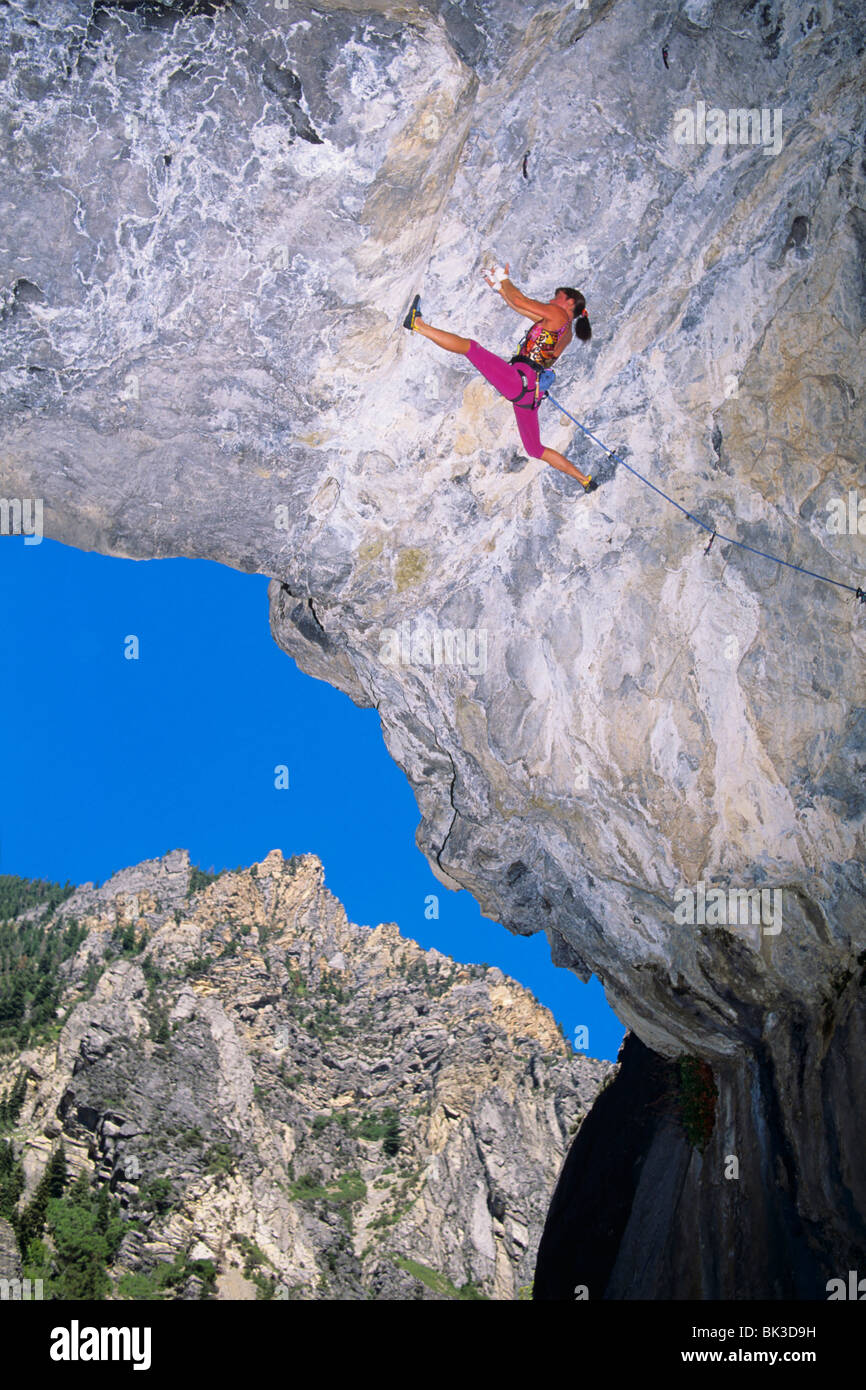 Donna arrampicata su roccia all'interno di una grotta di calcare in American forcella Canyon in Wasatch Mountains del nord dello Utah. Foto Stock