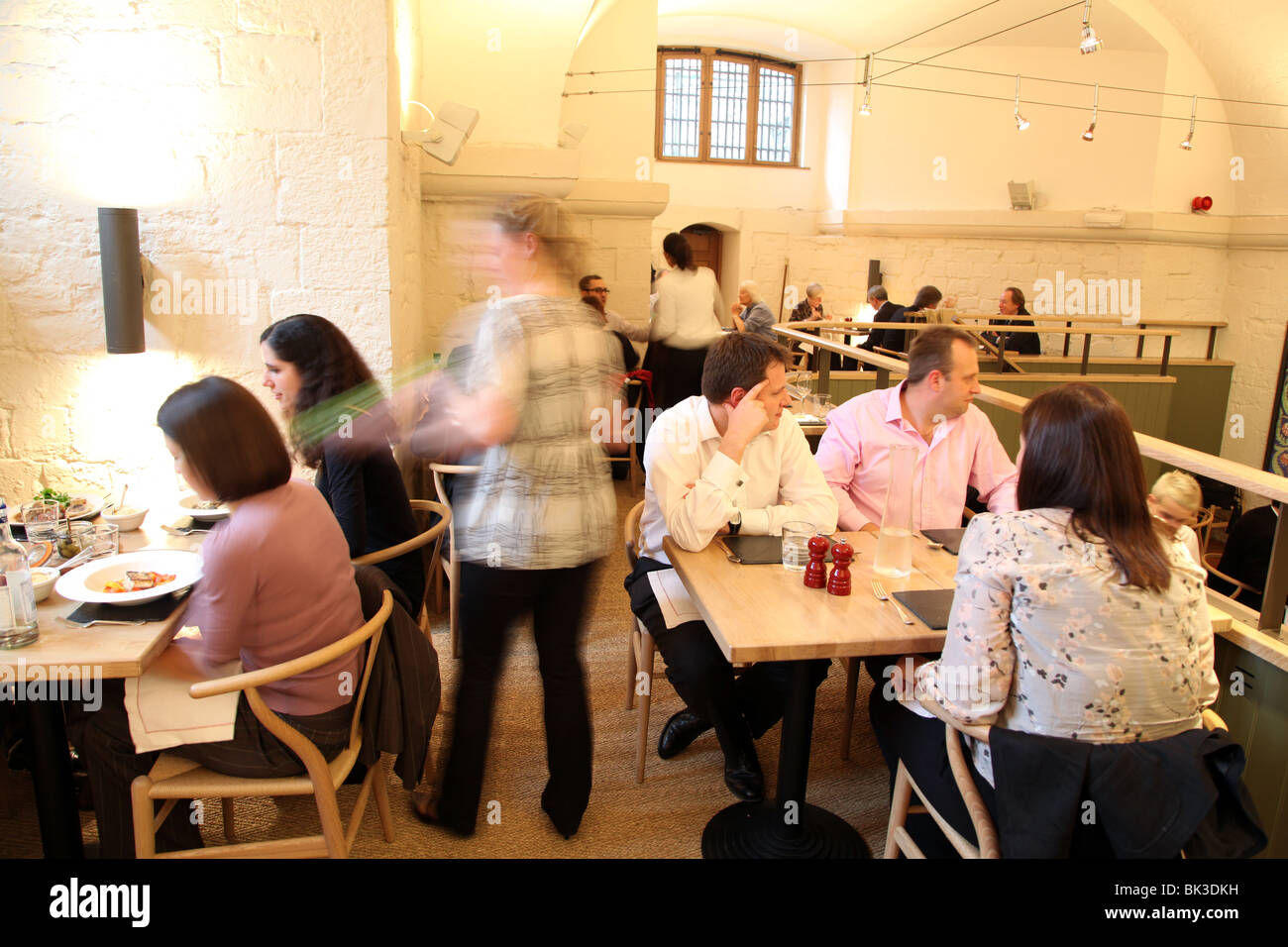 La Cattedrale di St Paul e ristorante a Londra (sagrato, al di sotto di San Paolo) Foto Stock