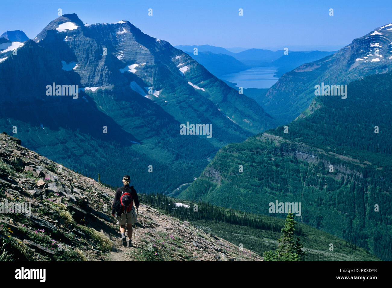 Escursionismo La Highline Trail lungo il muro del giardino sopra il lago di McDonald nel Glacier National Park Montana Foto Stock Escursionismo La Highline Trail lungo il muro del giardino sopra il lago di McDonald nel Glacier National Park Montana Foto Stock