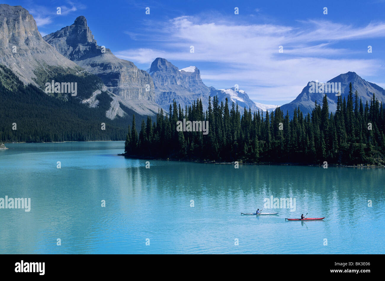 Kayak a Sampson si restringe sul Lago Maligne nelle Montagne Rocciose Canadesi del Parco Nazionale di Jasper, Alberta, Canada. Foto Stock Kayak a Sampson si restringe sul Lago Maligne nelle Montagne Rocciose Canadesi del Parco Nazionale di Jasper, Alberta, Canada. Foto Stock