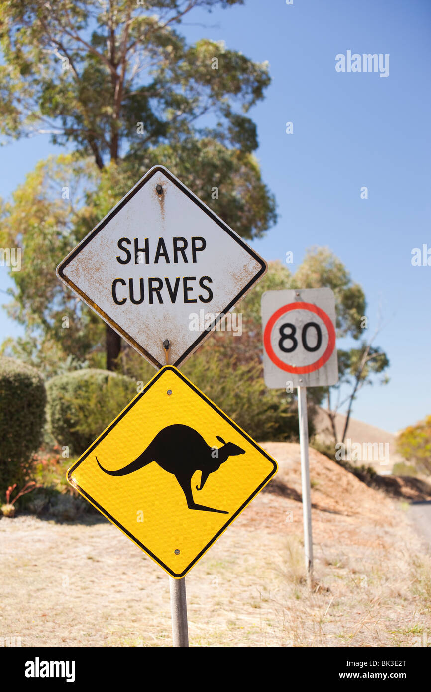 Segnaletica stradale nei pressi di Bonnie Doon in Victoria, Australia. Foto Stock