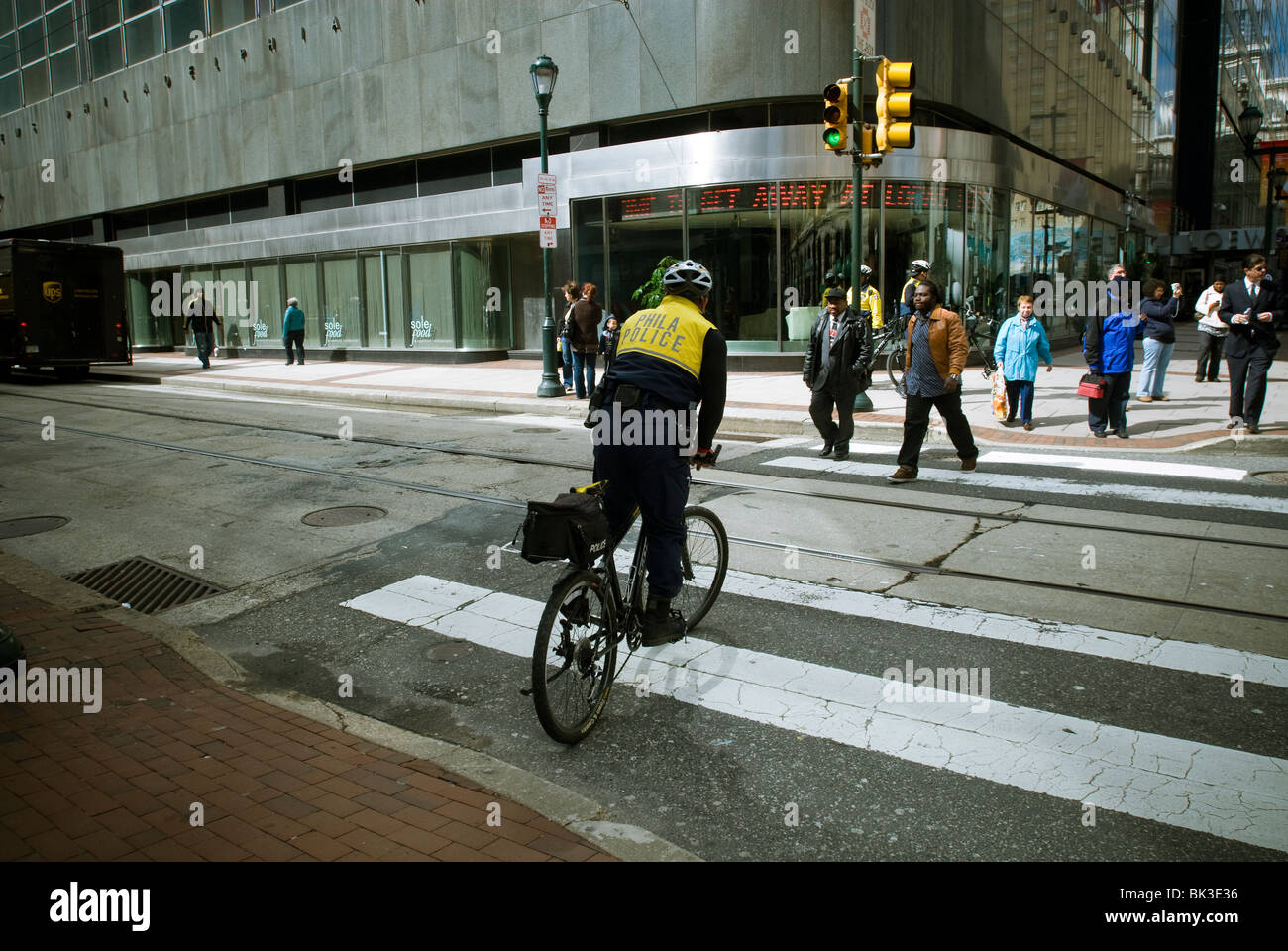 Philadelphia funzionario di polizia montata sulla sua bicicletta pattuglie Market Street nel centro di Philadelphia, PA Foto Stock