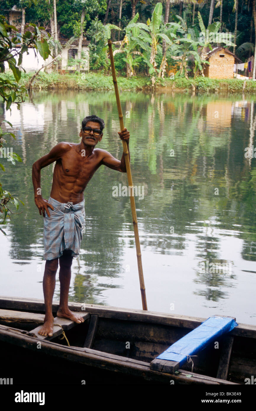 Indiani per la sua barca nelle backwaters Foto Stock
