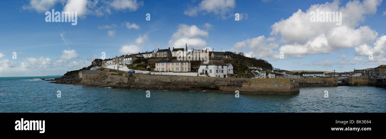 Una vista panoramica delle case nei pressi dell'ingresso al porto di Porthleven in Cornovaglia. Foto di Gordon Scammell Foto Stock