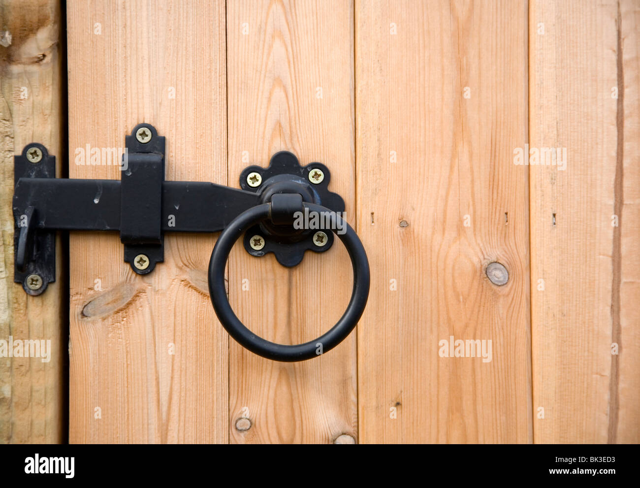 Tettoia in legno porta con chiavistello di ferro Foto stock - Alamy