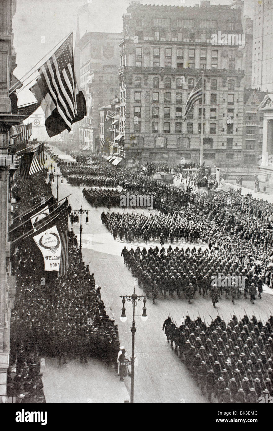 Truppe americane marciando verso il basso Fifth Avenue a New York il loro ritorno in Europa dopo la Prima Guerra Mondiale. Foto Stock
