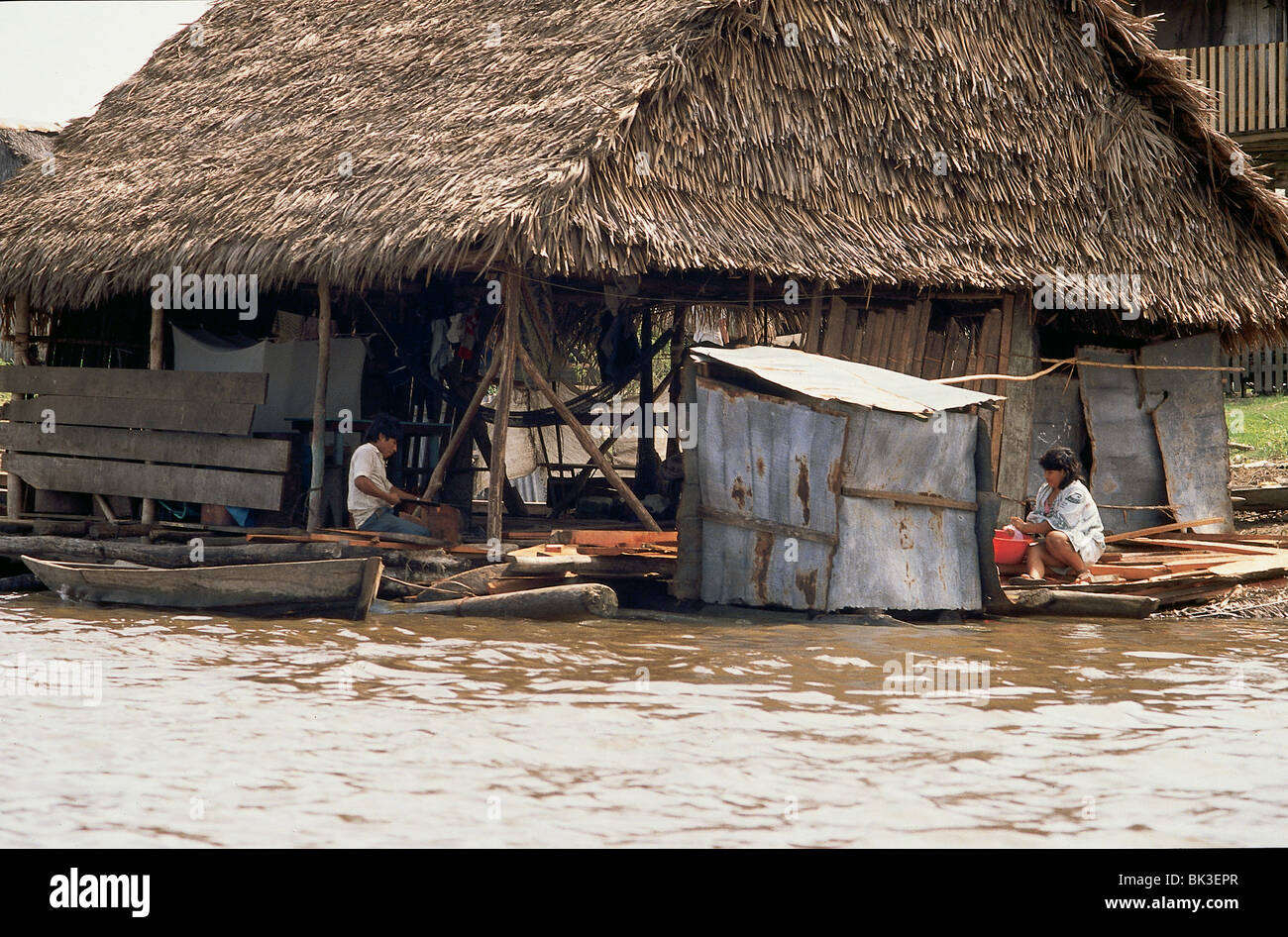 Casa galleggiante vicino a Iquitos sul Rio delle Amazzoni, Perù Foto Stock