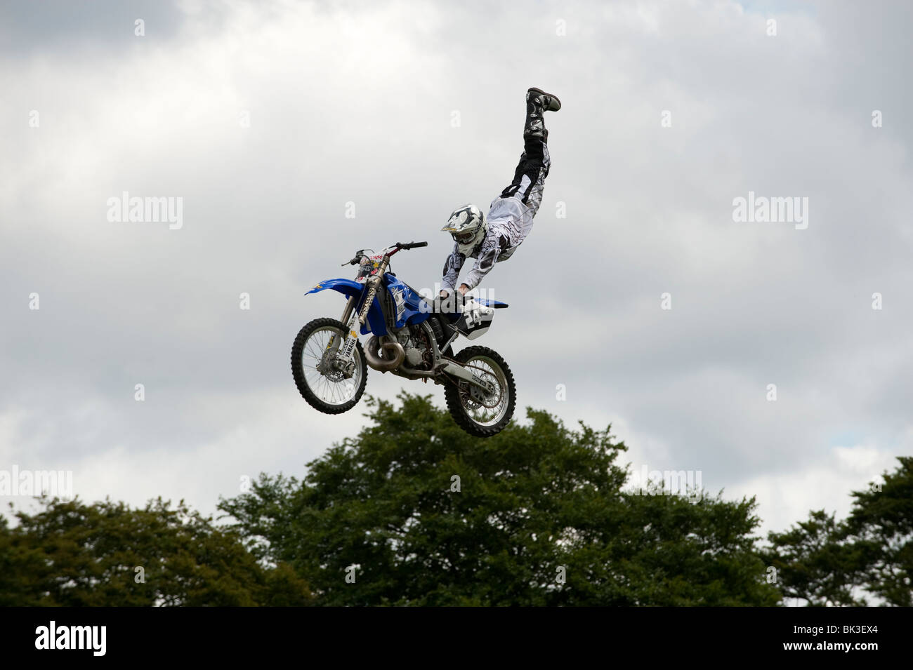 Moto acrobatiche stunt man in aria Foto Stock