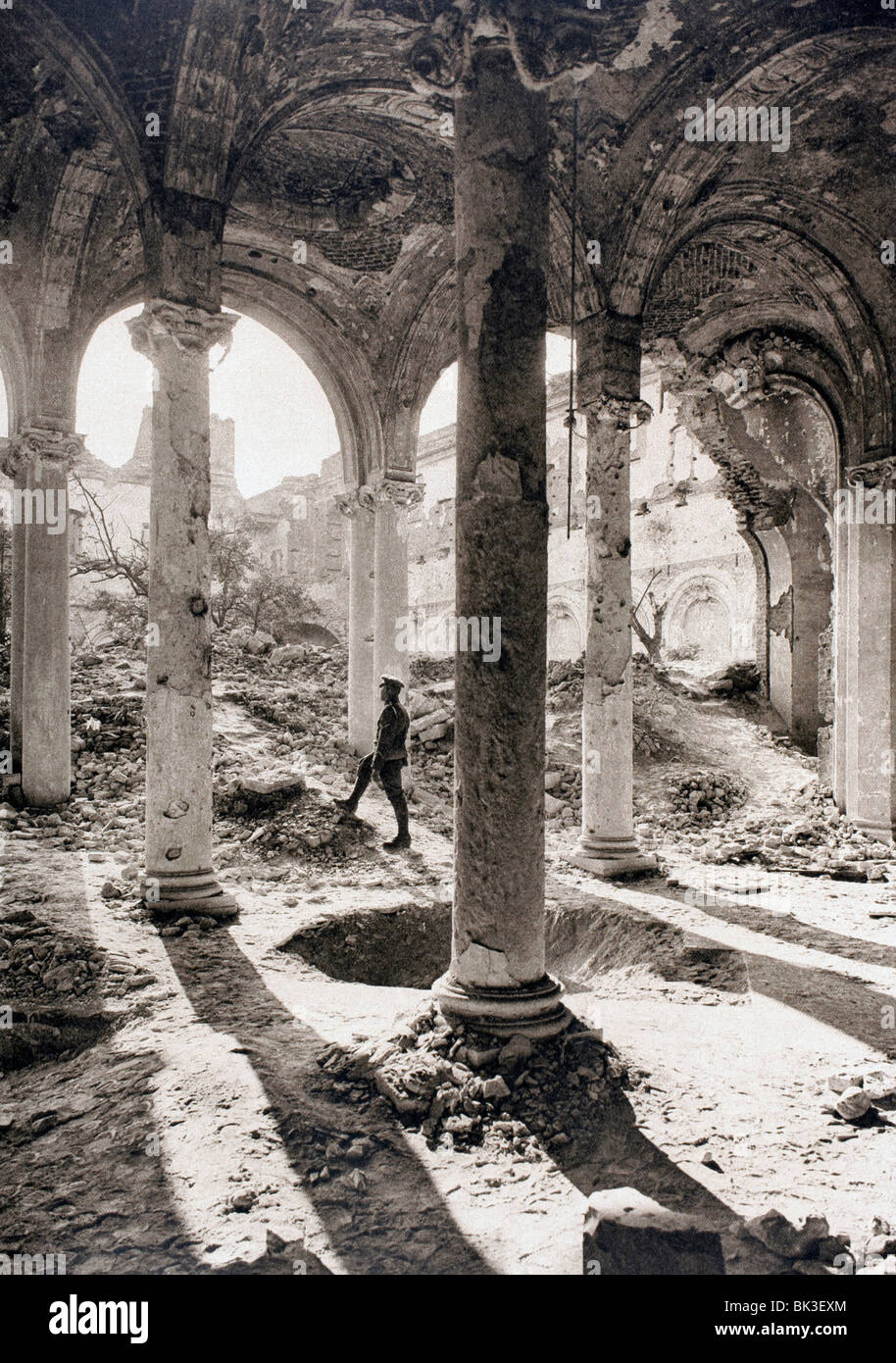 Dopo la prima guerra mondiale un soldato si erge tra le rovine del chiostro della cattedrale di Arras, Francia. Foto Stock