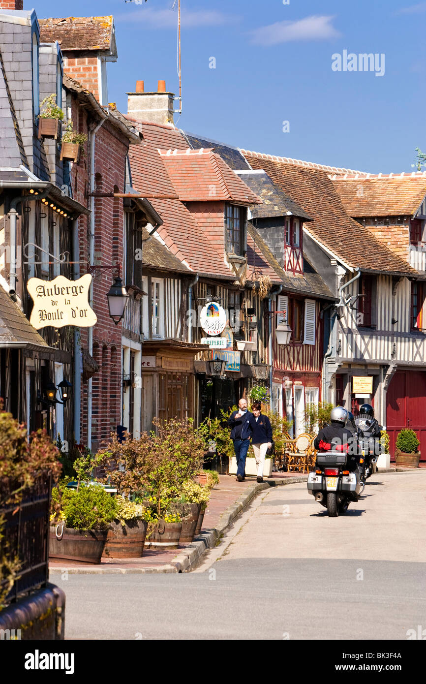 Motociclisti turisti in moto nel villaggio di Beuvron en Auge, Pays d'Auge, Normandia, Francia Foto Stock