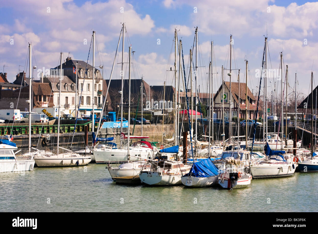 Yacht e Barche nel Bassin Morny, Deauville, Normandia, Francia Foto Stock
