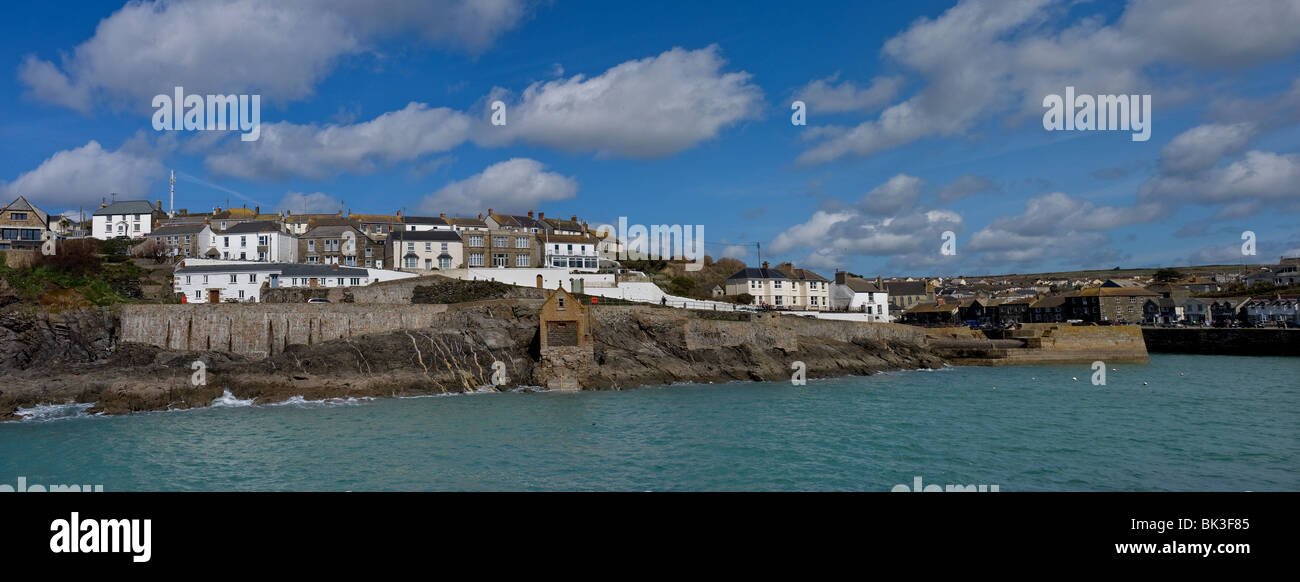 Una vista panoramica di case a Porthleven in porto della Cornovaglia. Foto di Gordon Scammell Foto Stock