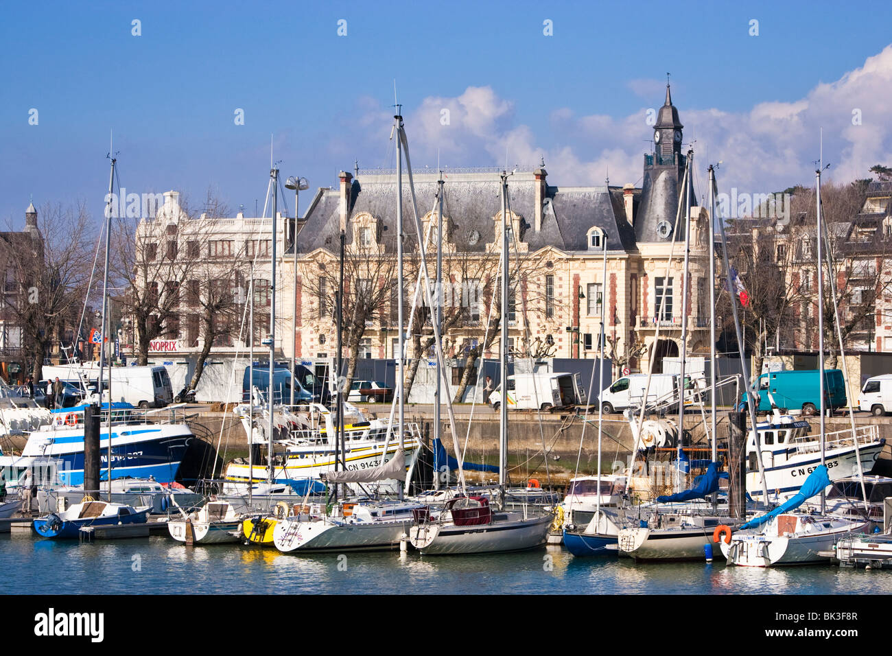 Deauville, Normandia, Francia - yacht ormeggiati nel Bassin des Yachts Foto Stock