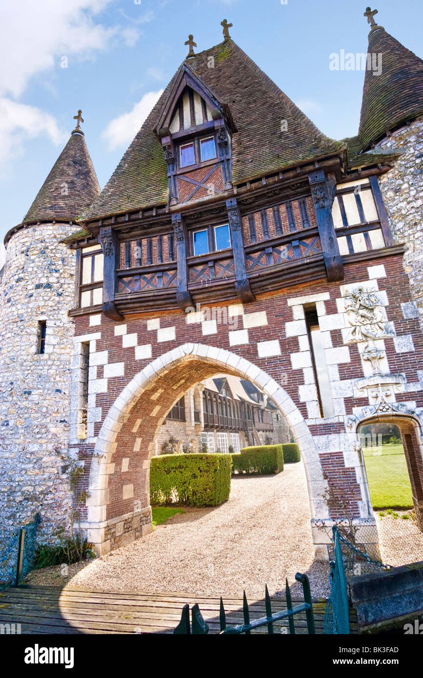 Gatehouse of Normandia tradizionale chateau, Pays d'Auge, Calvados, Normandia Francia Foto Stock