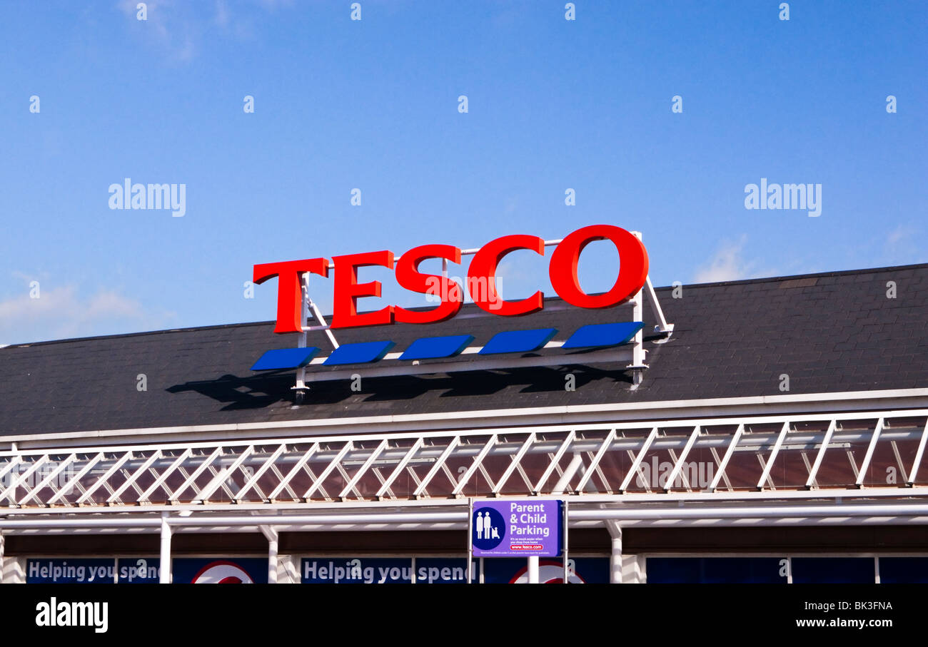 L'esterno e il logo di un Regno Unito il supermercato Tesco, Inghilterra Foto Stock L'esterno e il logo di un Regno Unito il supermercato Tesco, Inghilterra Foto Stock