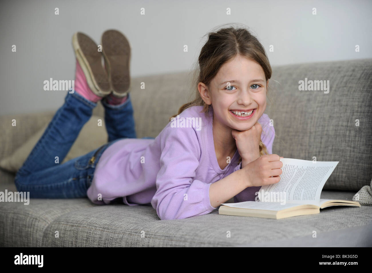 Ragazza giovane la lettura di un libro. Foto Stock