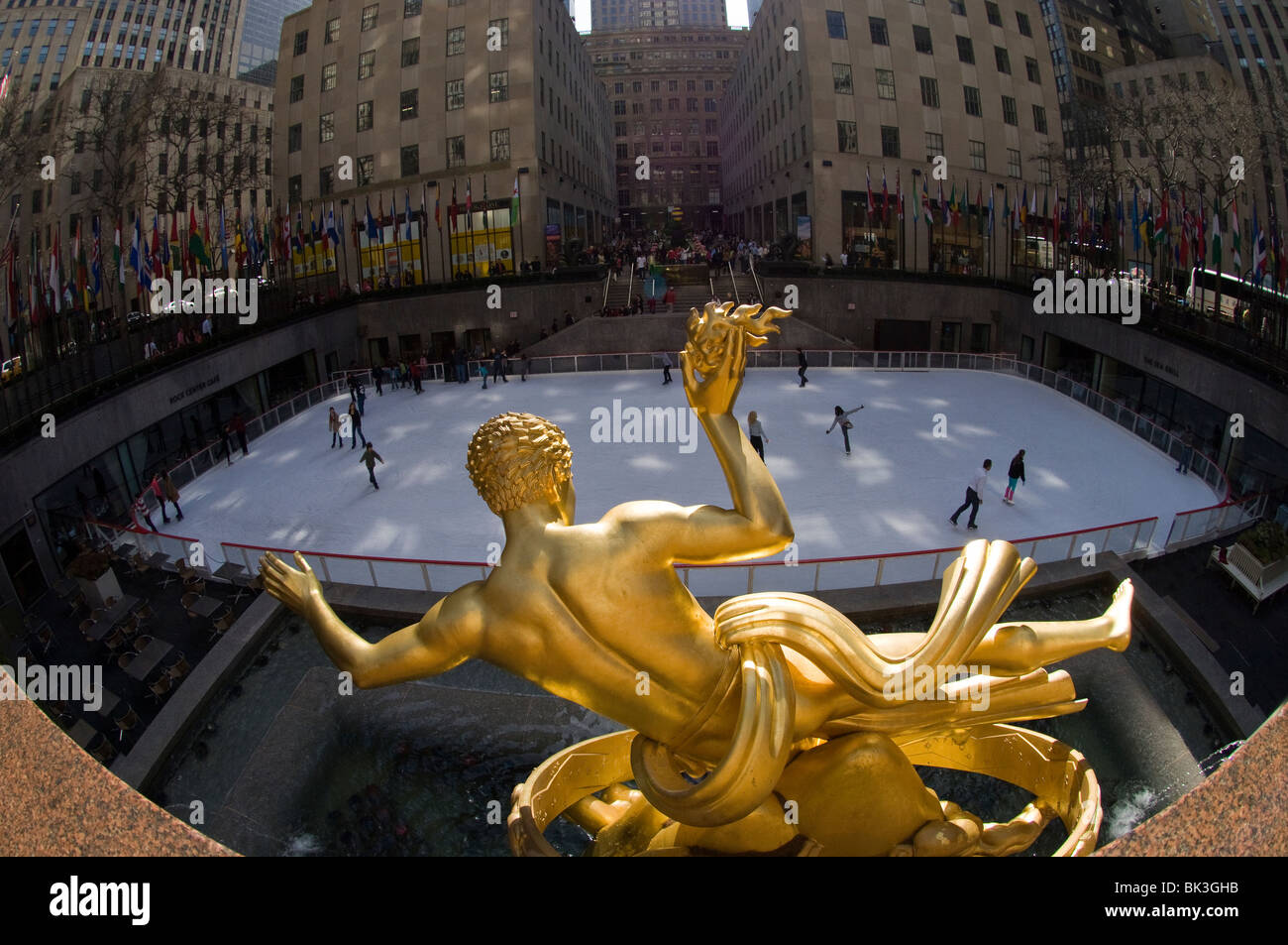 La statua di Prometeo, veglia sul Rockefeller Center il pattinaggio su ghiaccio in New York Foto Stock