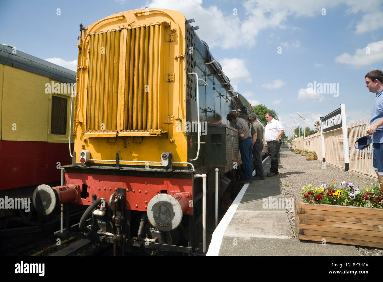 Persone che guardano la classe 08 'George Mason deviatore; il Cholsey & Wallingford ferroviarie, Wallingford, Oxfordshire, Regno Unito Foto Stock
